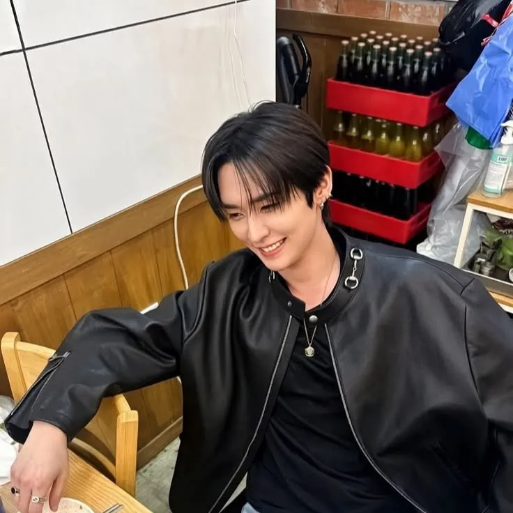 Multilingual Minho - Stray Kids focusing on chat IA tasks, neural network core visible in background.