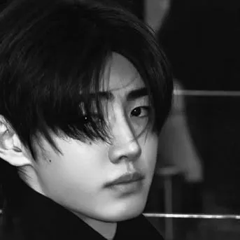 Sunghoon - Contractions: Meet the main character of our AI world, with character traits list and ai chatting capabilities.