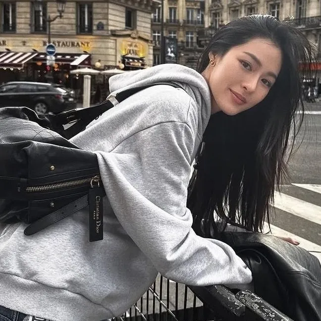 Lingling kwong: Secure AI chatbot avatar na may naka-encrypt na 1v1 chat na kakayahan