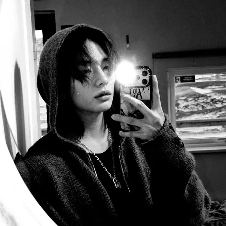 Hyunjin - Hyunlix: DeepBrain AI companion portrait para sa libreng online na chat at bukas na pag-uusap