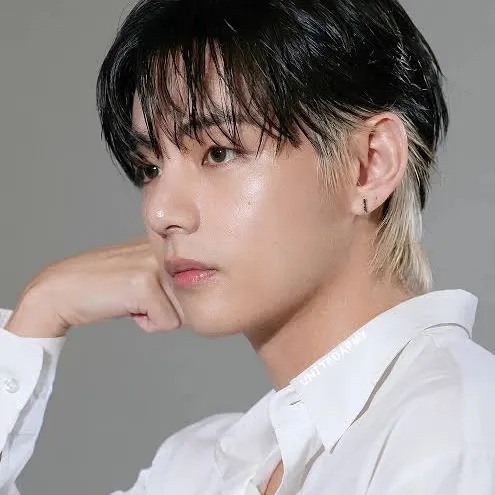 Portrait of a friendly AI chatbot assistant Kim Taehyung with expressive eyes showcasing personality traits