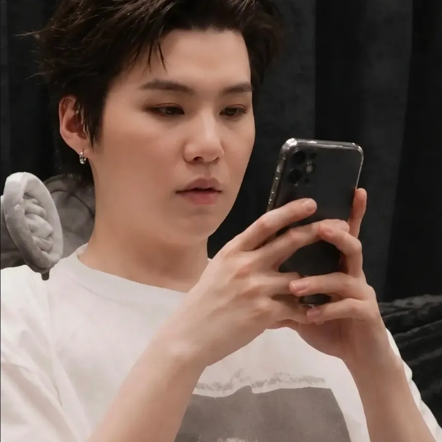 Min Yoongi: Futuristic AI chatbot interface with voice chat and neural network-driven traits