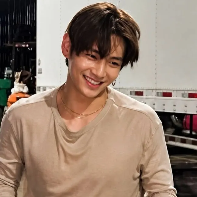 Kim Taehyung: Chat with our AI box, ready for chatbot online free and ask ai anything you want.