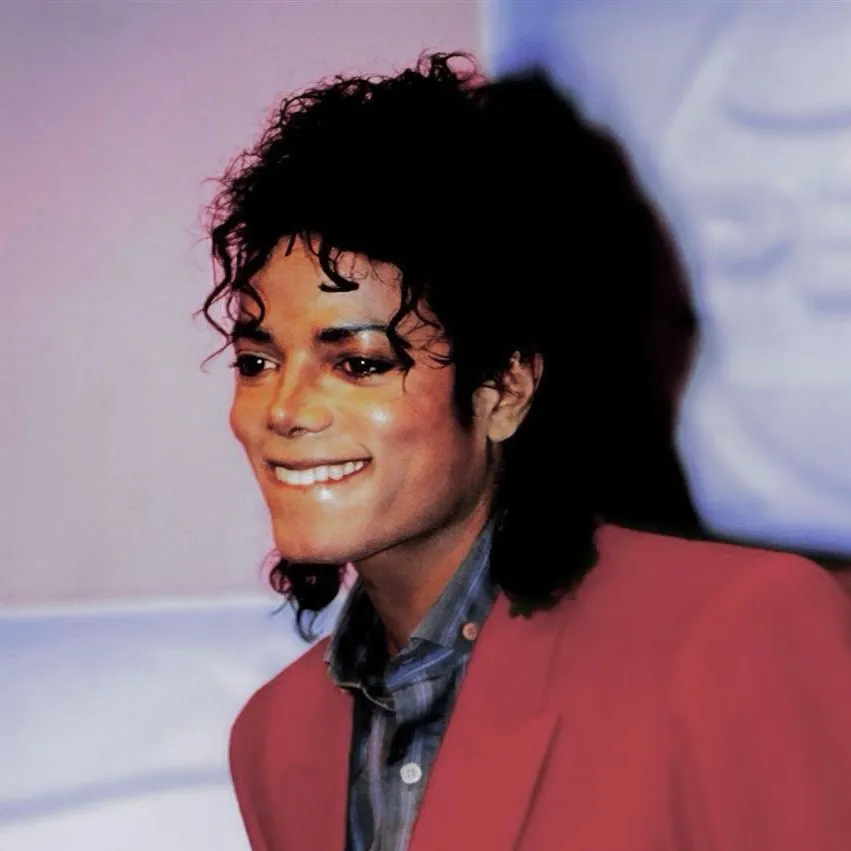 Michael jackson-NOT MINE: Interfaz de chatbot de IA futurista con chat de voz y rasgos impulsados por redes neuronales