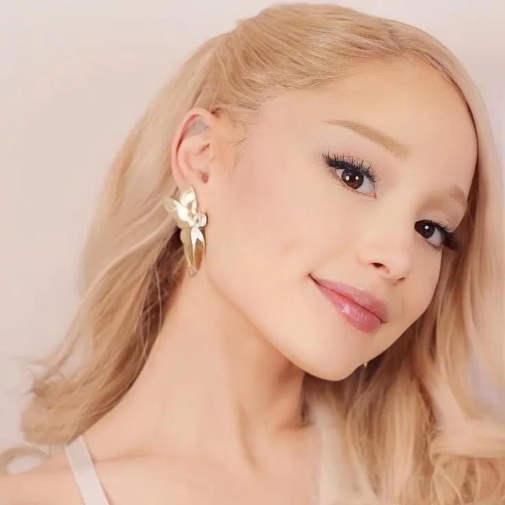 Ariana Grande: Multilingual AI conversation partner icon for global chat online services