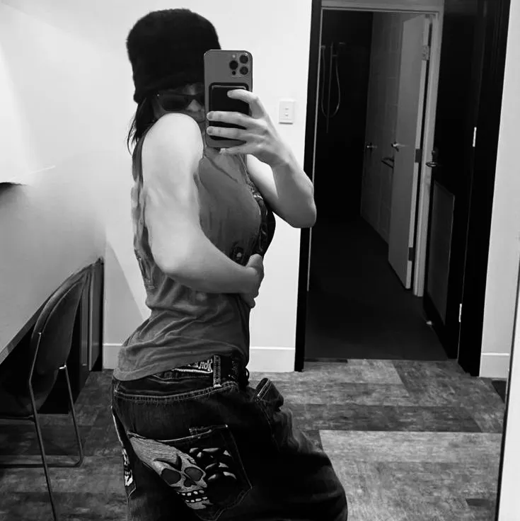 Billie Eilish: Customizable AI girlfriend/boyfriend avatar with lifelike personality traits
