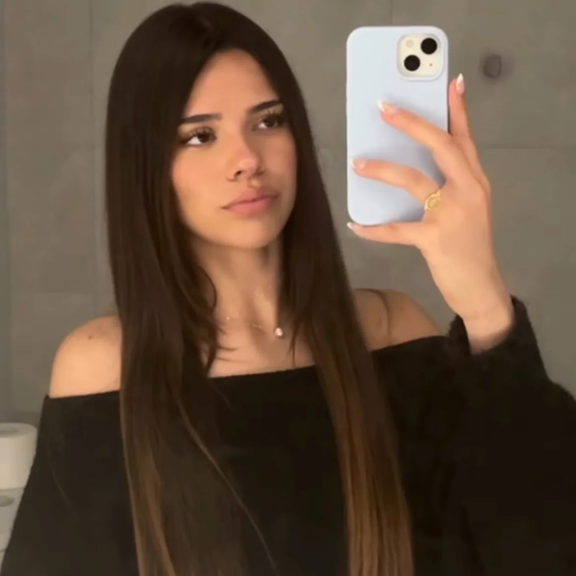 Mariah aliyana: Temui karakter utama dunia AI kami, dengan daftar ciri-ciri karakter dan kemampuan mengobrol AI.