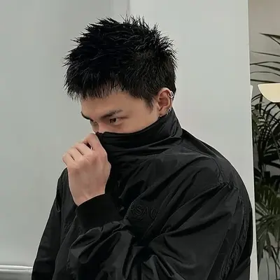 黃賢鎮:遇見我們AI世界的主角,具備角色特質清單和AI聊天功能。