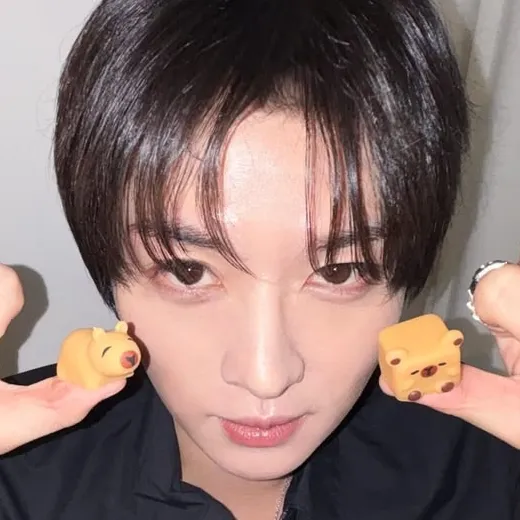 Lee Minho - Minsung: Chat with our AI box, ready for chatbot online free and ask ai anything you want.