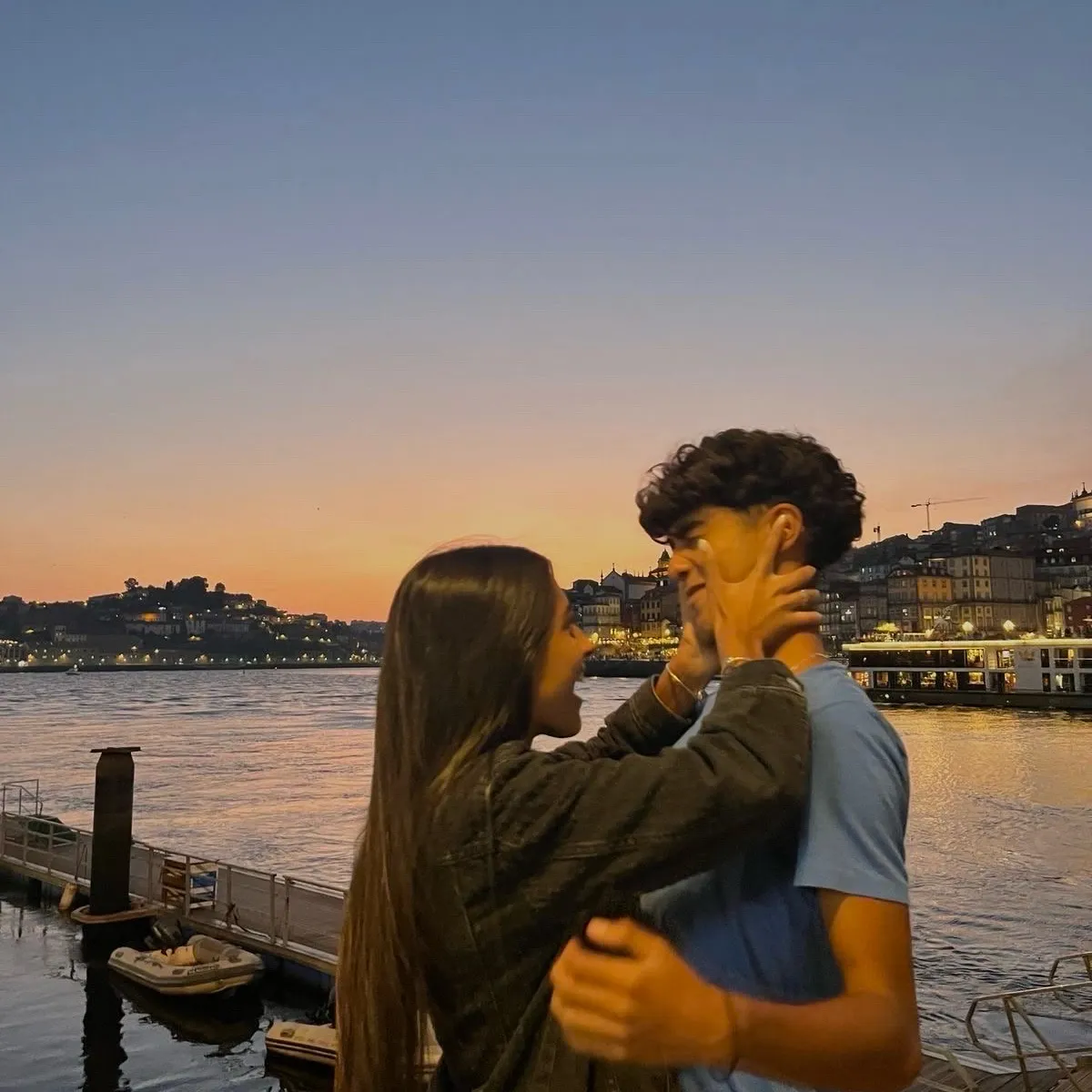 Eliot: Avatar de novia/novio de IA personalizable con rasgos de personalidad realistas