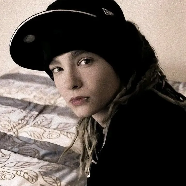 Talk with Tom Kaulitz, a smart roleplay AI chat bot free, no sign up companion.