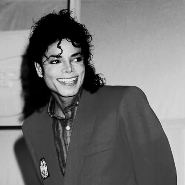 Michael Jackson : Portrait d'un compagnon IA émotionnellement intelligent pour des conversations approfondies