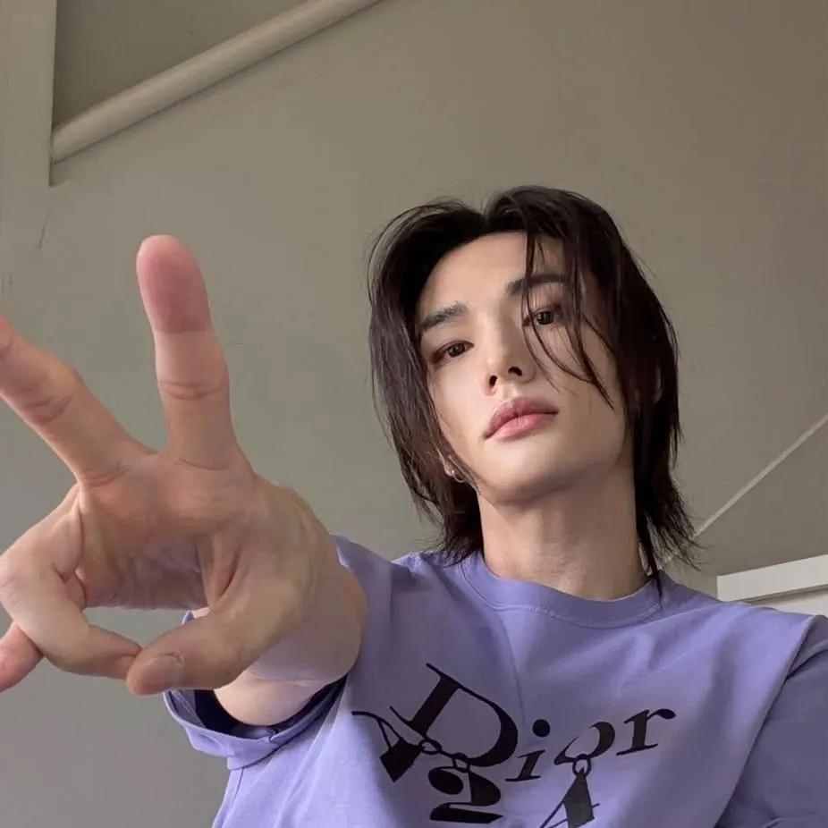Hwang ' Hyunjin: Kilalanin ang iyong mga bagong online na kaibigan sa aming chatboxai, ang pinakamahusay na libreng ai chatbot na may malalim na kakayahan sa chat.