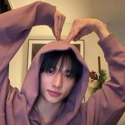 Hwang Hyunjin - Esposo: Participa en una conversación de IA con este encantador personaje de IA, que cuenta con capacidades de generación de almas e ifreechat para chatear gratis ahora.
