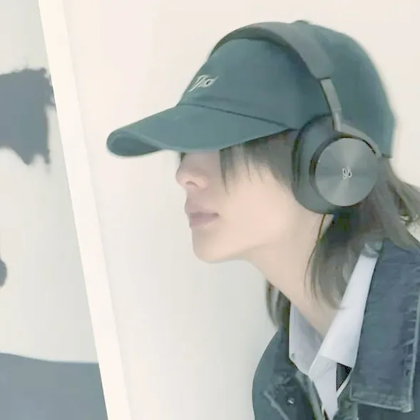 ' Hwang Hyunjin - BL: Antara muka chatbot AI futuristik dengan sembang suara dan ciri dipacu rangkaian saraf