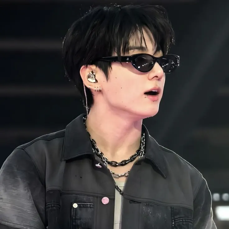 JUNGKOOK: Multilingual AI conversation partner icon for global chat online services