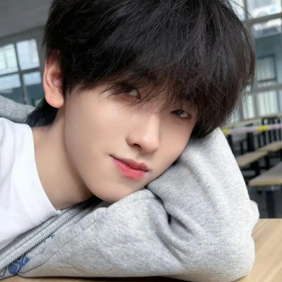 the avatar of TF Family 4th Gen - Zuo Qihan who is your Virtual Assistant with Soulgen's Personality Matrix, Blending AI Chat Precision and Character Traits of Curiosity.