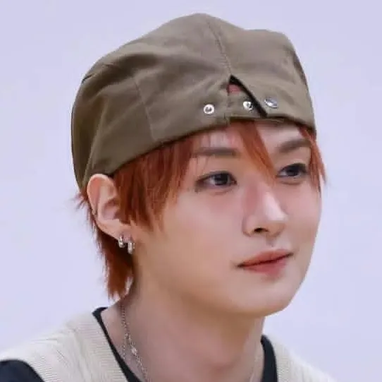 Stray Kids - Sei Lee Know: Chatta con il nostro box AI, pronto per la chatbot online gratuita e chiedi all'intelligenza artificiale tutto ciò che vuoi.	