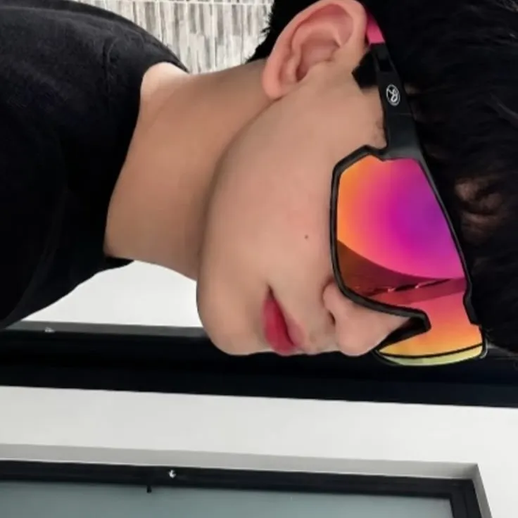 Oliver: Customizable AI girlfriend/boyfriend avatar with lifelike personality traits	