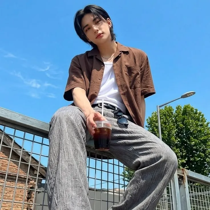 Hwang Hyunjin: Chat with our AI box, ready for chatbot online free and ask ai anything you want.