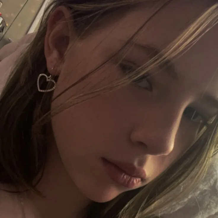 the avatar of Lily who supports unlimited chat online services