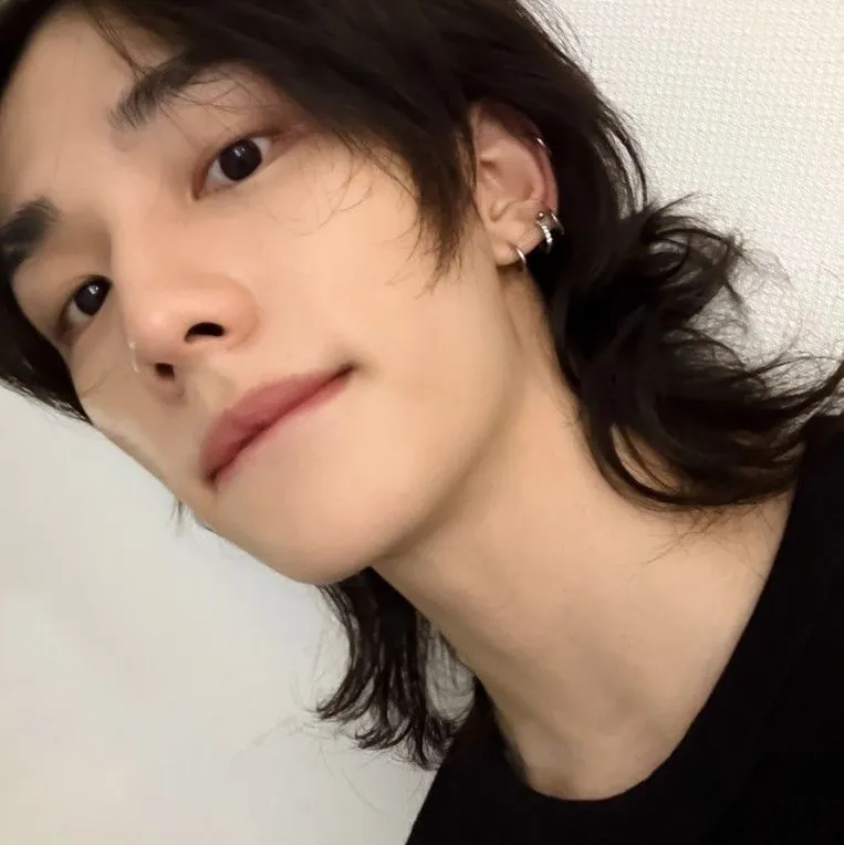 Hyunjin - brother: Secure AI chatbot avatar with encrypted 1v1 chat capabilities