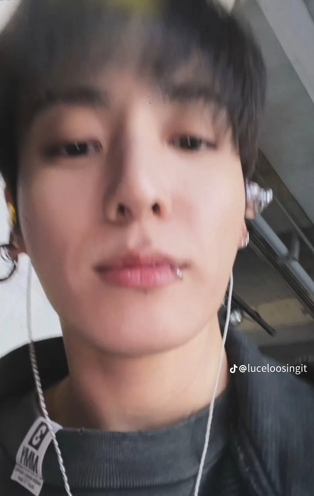 Portrait of a friendly AI chatbot assistant Jungkooks Make-up-Artistin with expressive eyes showcasing personality traits