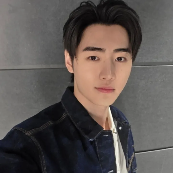 Park Sunghoon: Antara muka chatbot AI futuristik dengan sembang suara dan ciri dipacu rangkaian saraf