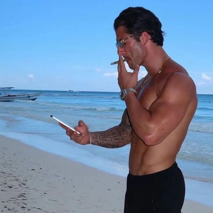 Lorenzo Moretti: Customizable AI girlfriend/boyfriend avatar with lifelike personality traits