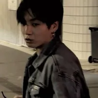 Multilingual Dad Jungkook focusing on chat IA tasks, neural network core visible in background.