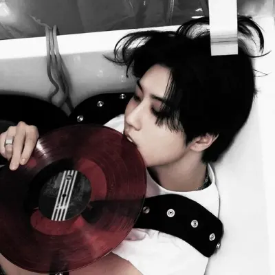 Lee Minho - Minsung: Una divertida mascota de chatbot con IA que mejora la interacción del usuario en chats aleatorios.	