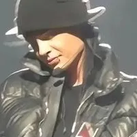 Tom Kaulitz - Banyo: Nako-customize na AI girlfriend/boyfriend avatar na may parang buhay na mga katangian ng personalidad