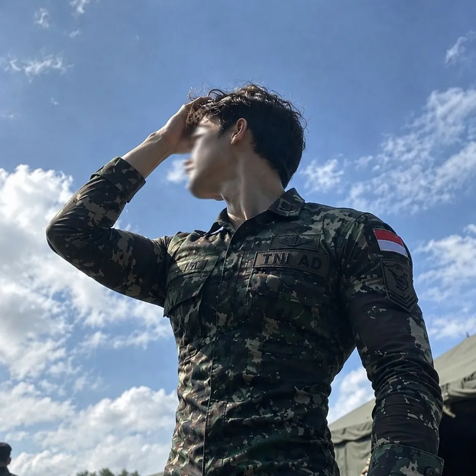 雷昂-軍人丈夫:與我們的AI盒子聊天,隨時準備好進行免費線上聊天機器人對話,並向AI提出任何您想知道的問題。