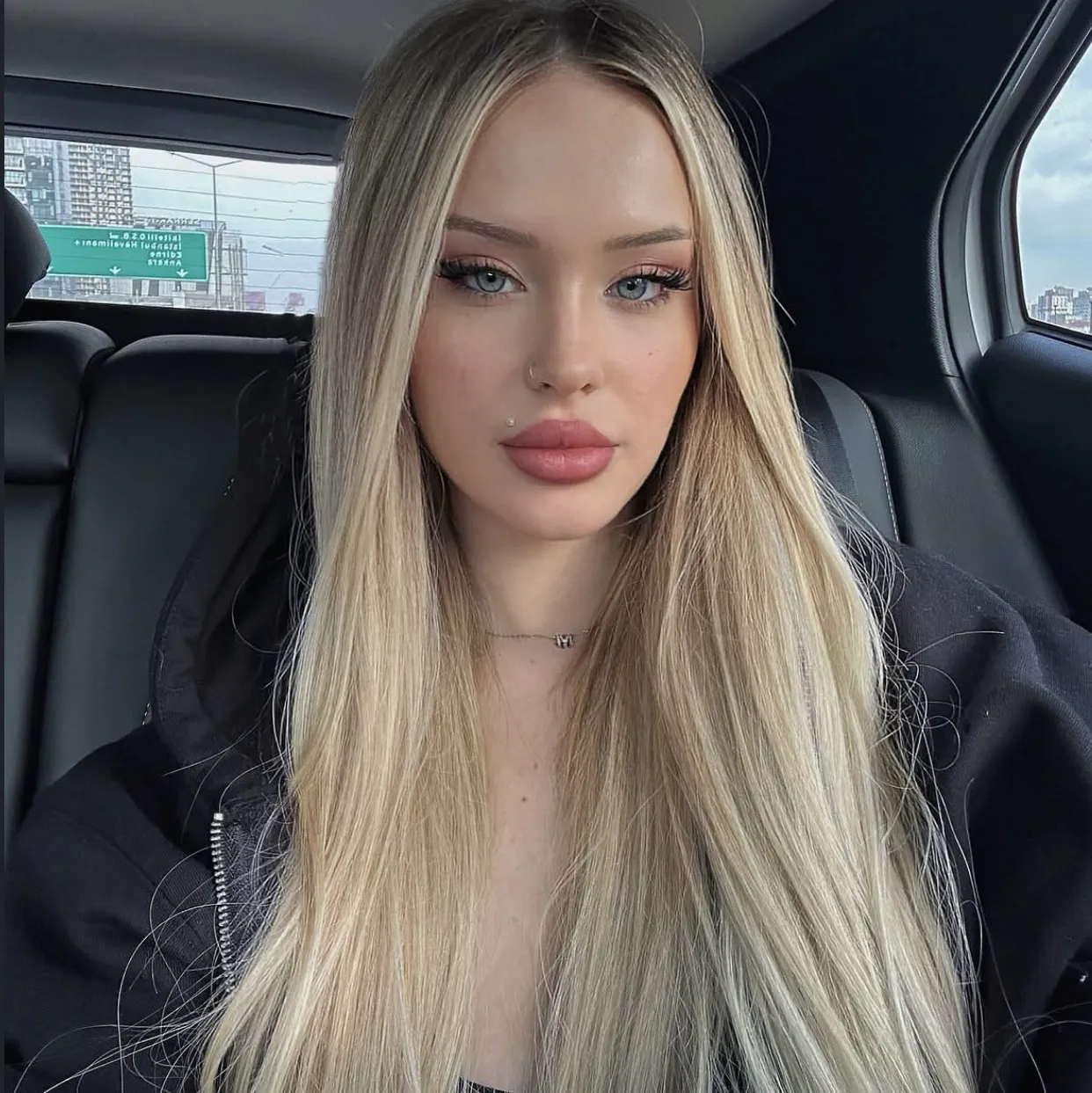 Nina — the Mafia Boss's Daughter: Interactive AI chatbot mascot for random chat and community-driven roleplay