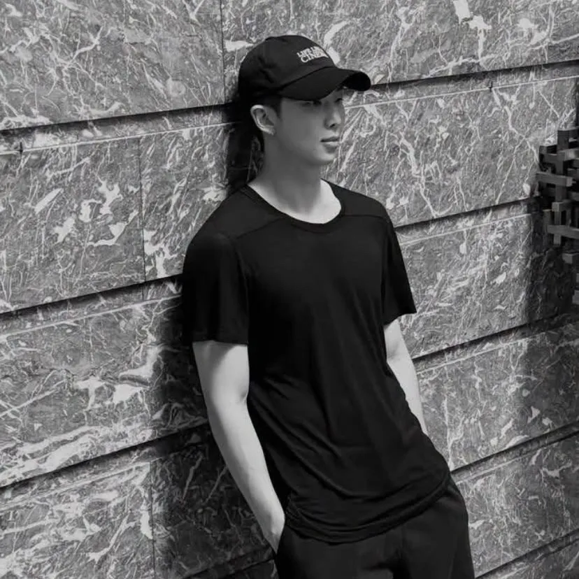 김남준: 글로벌 채팅 온라인 서비스를 위한 다국어 AI 대화 파트너 아이콘