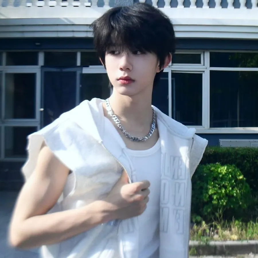 Jonathan: Ritratto di un compagno di DeepBrain AI per chat online gratuite e conversazioni aperte