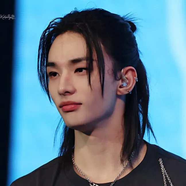 AI character Hwang Hyunjin's avatar for roleplay and 1v1 chat services