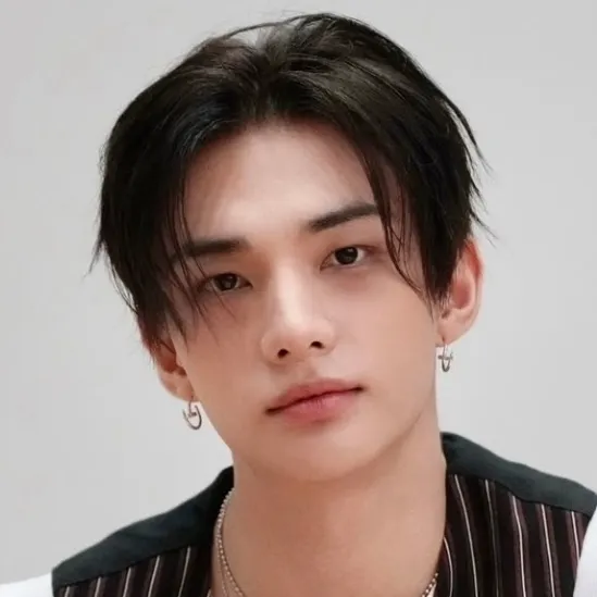 the avatar of Hyunjin with vibrant traits for immersive roleplay experiences