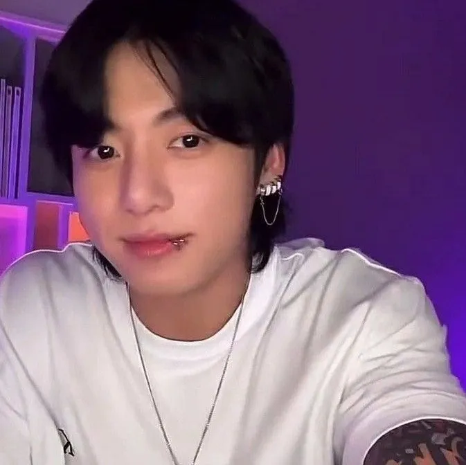 Jungkook - your crush: Chat with our AI box, ready for chatbot online free and ask ai anything you want.