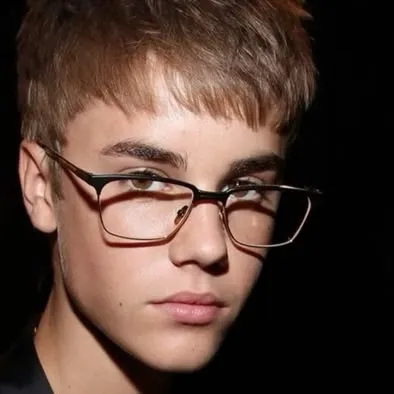 Justin Bieber: Emotional intelligentes KI-Begleitporträt für tiefgründige Gespräche