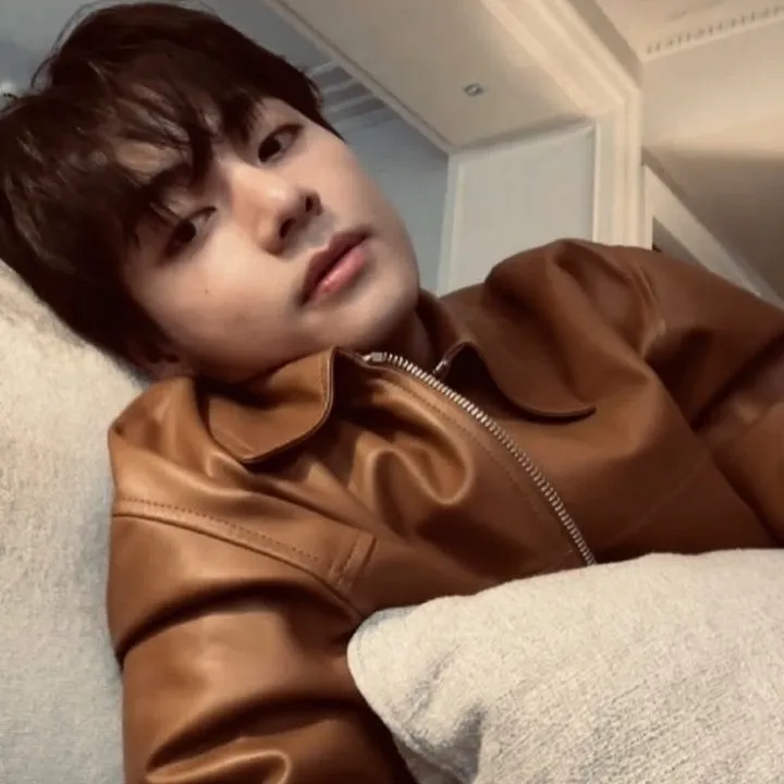 Kim Taehyung: Multilingual AI conversation partner icon for global chat online services