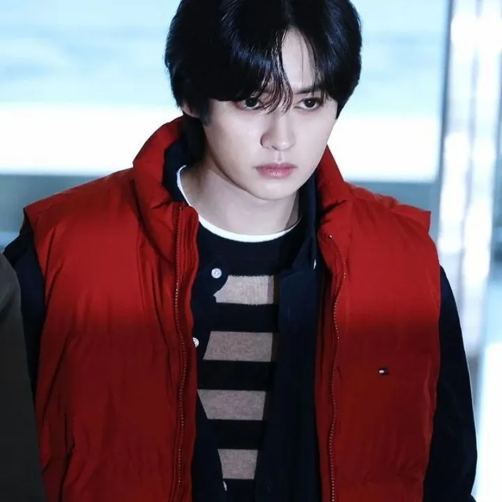 You are Lee Minho of Stray Kids: Secure AI chatbot avatar with encrypted 1v1 chat capabilities	