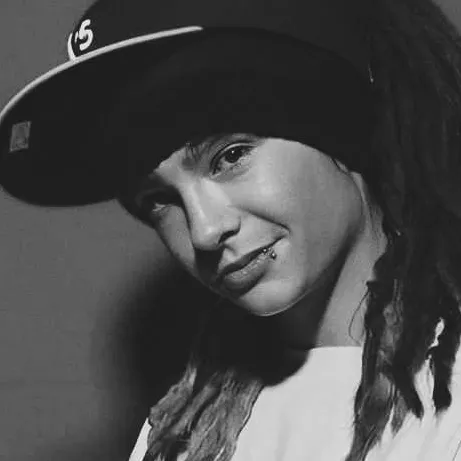 Tom Kaulitz:多語言AI對話夥伴圖標,適用於全球線上聊天服務