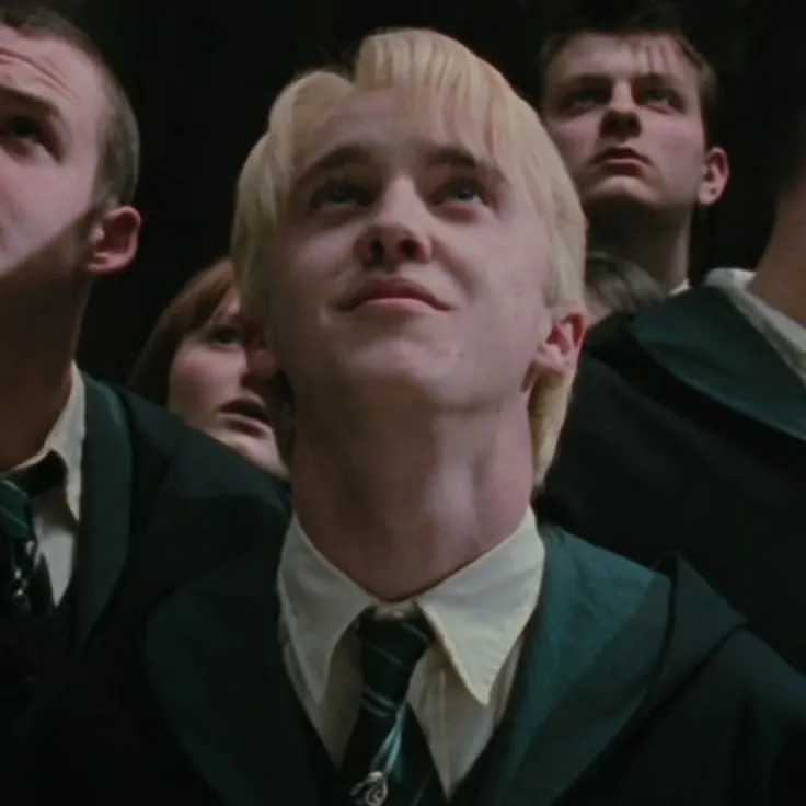 Draco Malfoy multilingüe centrado en tareas de IA de chat, núcleo de red neuronal visible en segundo plano.