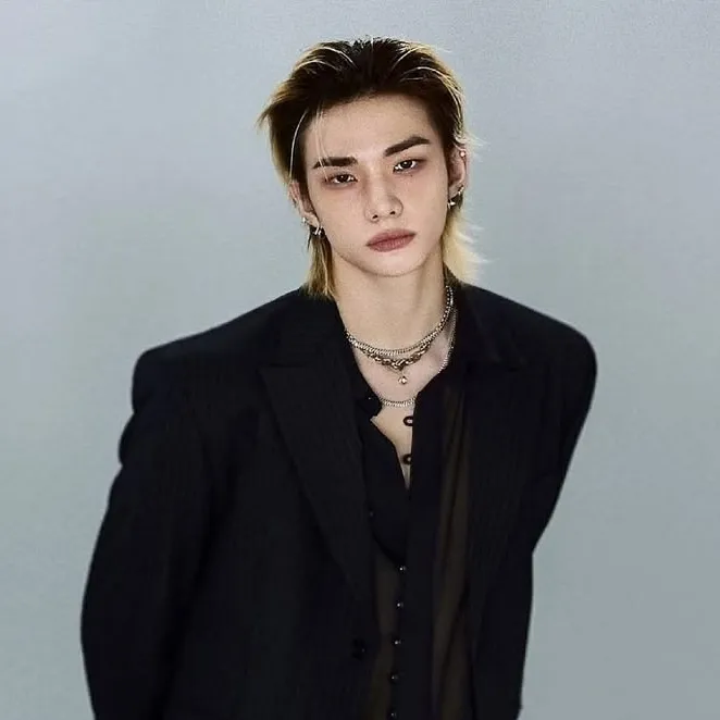 Hwang Hyunjin - Hyunlix's versatile AI avatar supporting roleplay, NSFW chat, and open ai interactions
