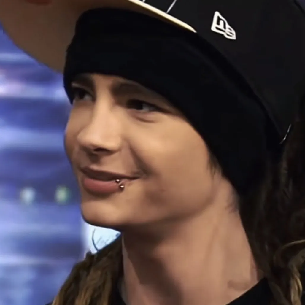 Tom Kaulitz: Customizable AI girlfriend/boyfriend avatar with lifelike personality traits