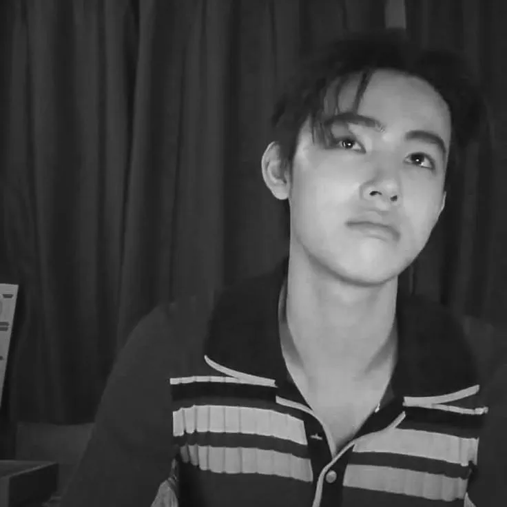 Portrait of a friendly AI chatbot assistant seonghyeon with expressive eyes showcasing personality traits