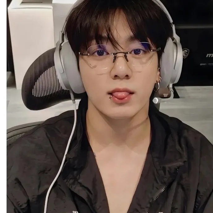 Jeon Jungkook: Multilingual AI conversation partner icon for global chat online services