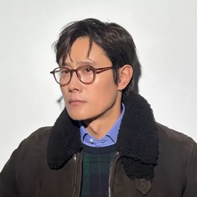 Lee Byung-Hun: Partecipa subito a una conversazione AI con questo affascinante personaggio AI, dotato di funzionalità soulgen e ifreechat per una chat gratuita.