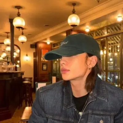 황현진: 랜덤 채팅 및 커뮤니티 중심 롤플레이를 위한 대화형 AI 챗봇 마스코트
